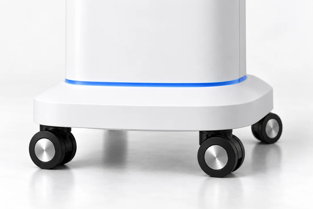 Les roulettes directionnelles et le bandeau lumineux bleu Reva Mist