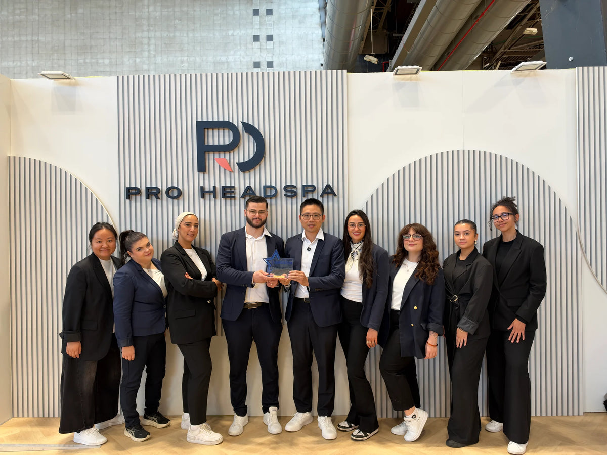 L’équipe Pro Headspa sur son stand au MCB 2026 avec le trophée de l’innovation.