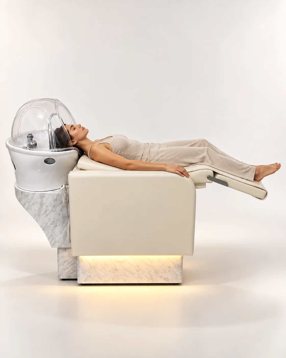 Le fauteuil Reva Air Spa et son modèle entièrement visibles en position allongée