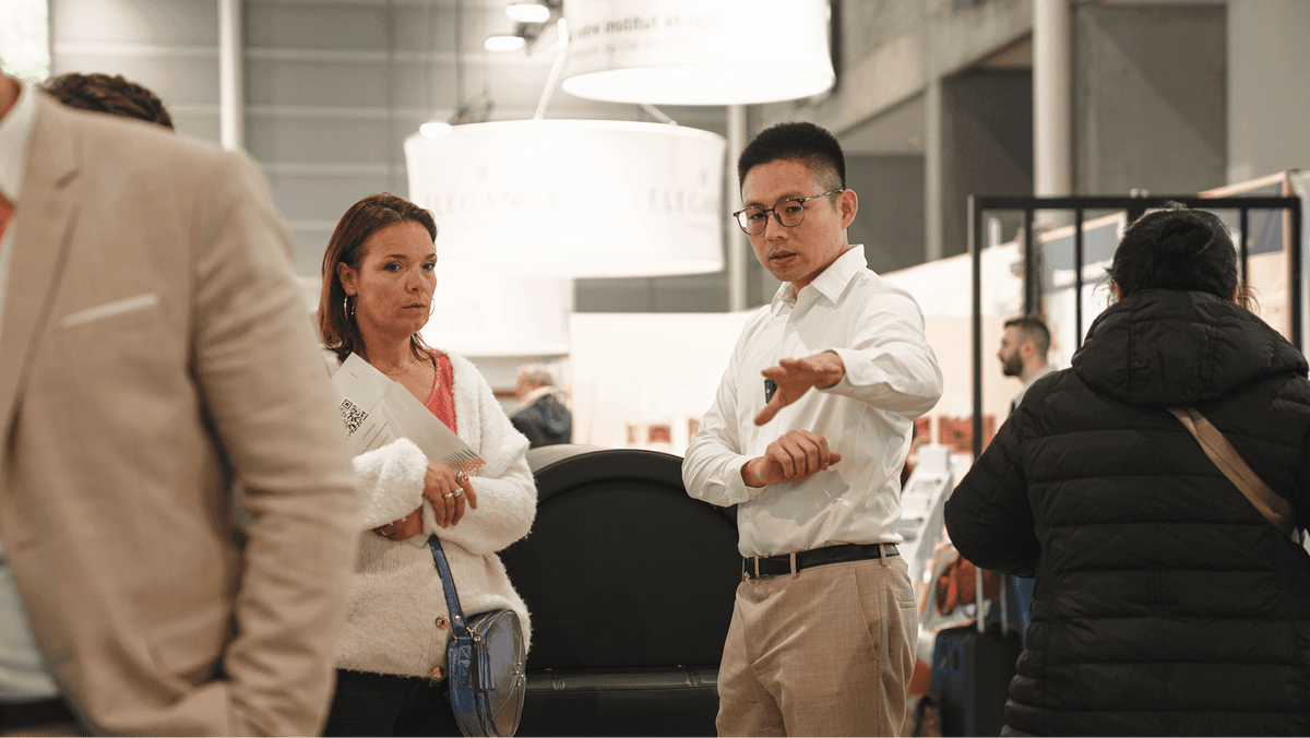 Jak Zheng präsentiert ein Pro-Headspa-Gerät